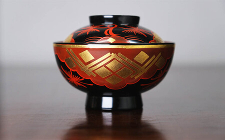 秀衡塗　煮物椀(松紋・黒内古代朱)　2個 / 漆器 お椀 吸い物椀 煮物椀 おわん 食器 ふた付き 漆椀 漆塗 うるしぬり 手塗り 木製 伝統工芸品 和 お正月 高級 結婚 新築祝い お祝い 贈答 贈