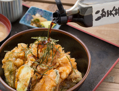 【352047H00029】「イカ天丼」剣先イカ専門店の人気丼を食卓で！－【イカ天８個とタレ２本セット】