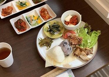 (団体貸切プラン8名様利用) 川崎名物キムチ専門店『おつけもの慶』工場見学およびキムチづくりと特別なランチ体験クーポンおよび川崎名品お土産セット付(8名様分)