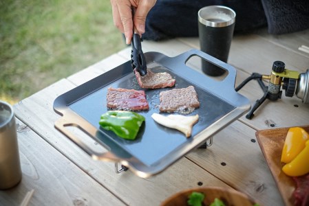 究極の極厚グリルプレート【厚さ6mm・中サイズ25cm×32cm・ファミリー用】アウトドア（キャンプやBBQ）で大活躍☆IH可 