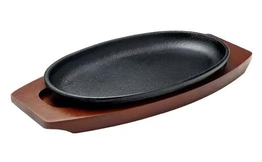 トキワ鉄器 ステーキ皿 ＆ ハンドル付き （ 木台タイプ ） IH対応 小判大 30cm 301 くわな鋳物 職人 蓄熱性 保温力 お皿 皿 食器 オシャレ 日常使い 重厚感 伝統 匠の技 鉄板 食卓