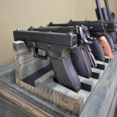 ふるさと納税 横手市 WOOD WORKS ハンドガンスタンド 5丁掛【ミリタリーグリーン】 |  | 02