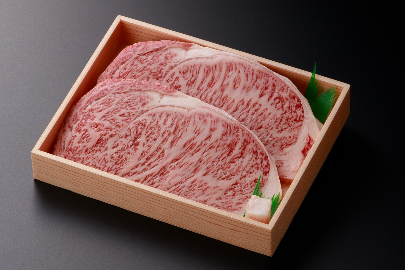 きめ細かいサシが特徴。厚みがあり食べ応えのあるサーロインステーキ 180g×2枚！