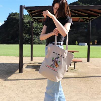 ふるさと納税 南部町 【限定】宮西達也先生『タケノコマン』デザイントートバッグ　アシッドカーキ　内容量約10L |  | 01