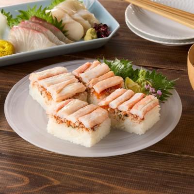 ふるさと納税 京丹後市 セイコガニの身・味噌・外子・内子が贅沢にぎっしり「セイコ蟹の箱寿司」1本 カット済み 冷凍でお届け |  | 01