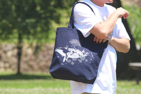 かめいち堂 トートバッグ縦長 ホワイト 帆布 生地 ポケット付き クジラ 帆布生地 トートバッグ カバン 鞄 白 シンプル 通学用 動物 生き物 鯨 雑貨 ファッション おしゃれ かわいい ギフト プ