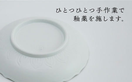 【有田焼】白マット輪花桔梗渕浅小鉢2個セット 約15cm 小鉢 / 佐賀県 / 株式会社深海三龍堂 [41APAD009]