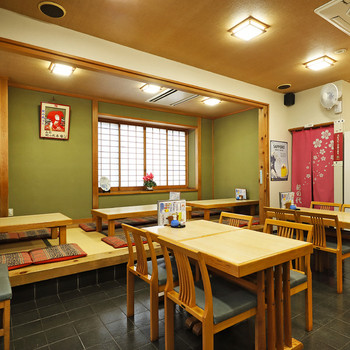 店内には、小上がりになった座敷席が用意されており、家族連れに人気です。