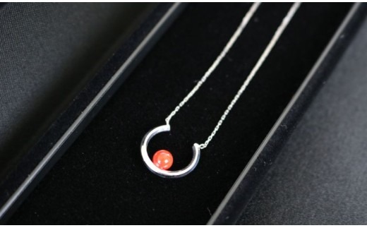 赤珊瑚丸玉と馬蹄デザインのペンダント アクセサリー ペンダント ジュエリー 珊瑚 赤珊瑚