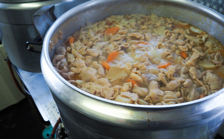 No.475 大きめ豚白もつゴロゴロのトロトロもつ煮込み2kg［もつ煮一番］定期便3ヶ月