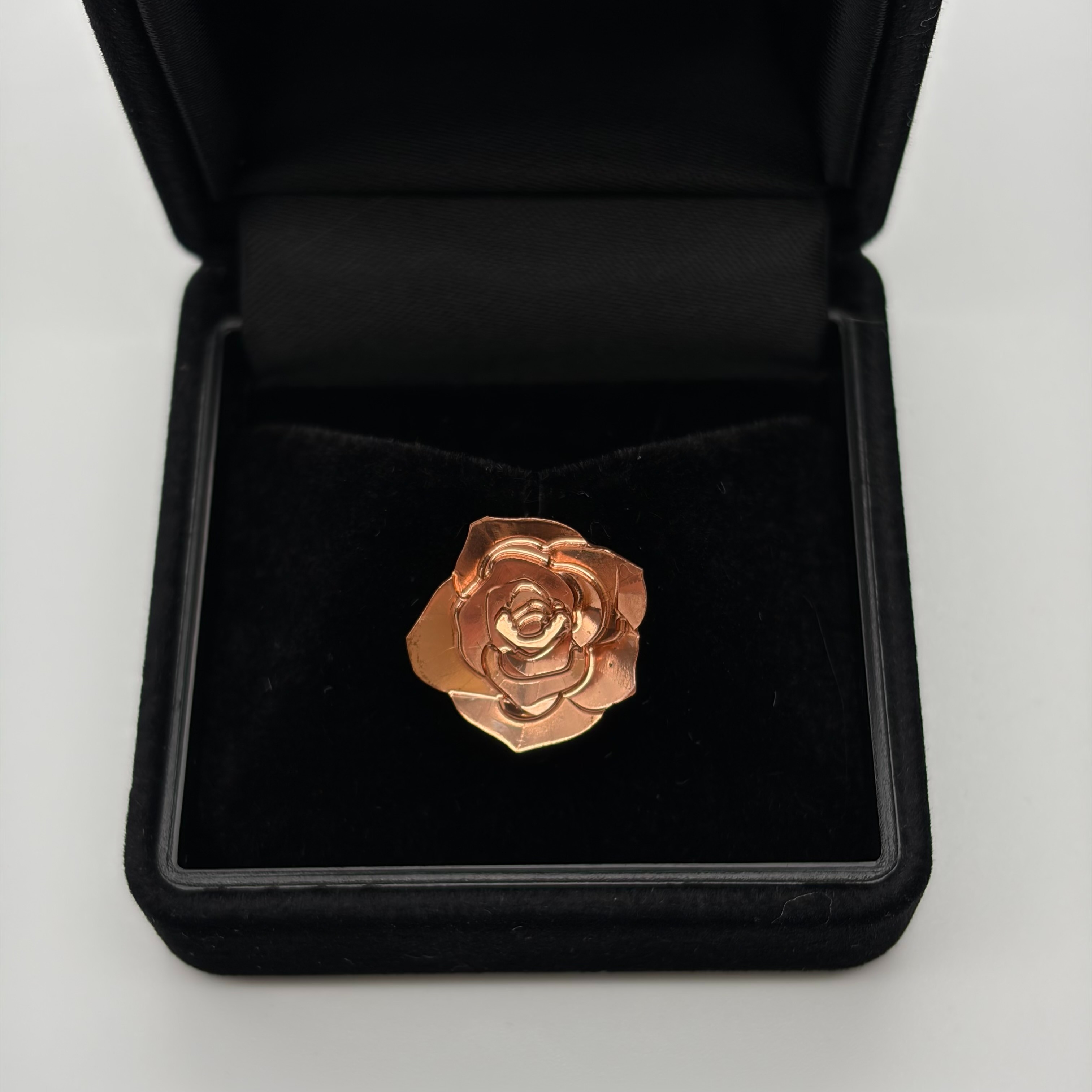 
                  とよかわバラの銅襟バッジ 【 Lapel Rose 】 ピンクゴールド バラ バッジ オシャレ ファッション 小物 アクセサリー 襟 襟元 とよかわ
                