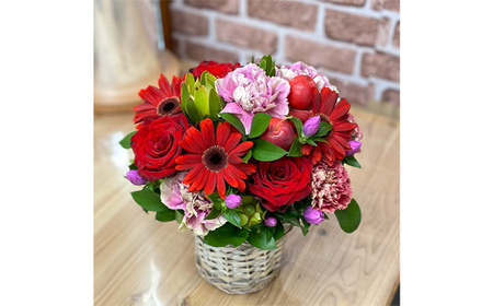 No.486 （レッド系）Mサイズ 癒し生活！季節のおまかせフラワーアレンジメント