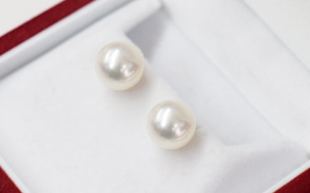 S101-296_天草産 9mm - 9.5mm あこや真珠 ホワイトピンク 花珠級 スタッド パールピアス【C：ピアス Pt900（プラチナ）】