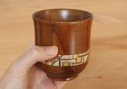 【箱根寄木細工　夫婦湯呑】寄木細工を配した大小の木製湯呑は軽くて割れにくく、夫婦湯呑としてお使いいただけます。【 キッチン用品 食器 雑貨 日用品 木製食器　職人メイド 工芸品 職人の手作り おしゃれ