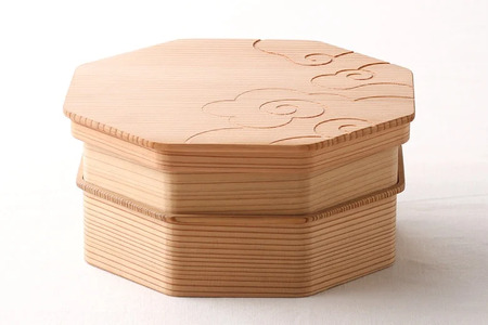 八角二段お弁当箱　「白木の白刻」/ お弁当箱 おにぎり ２段弁当 ピクニック 紀州材 職人 【hak106A】