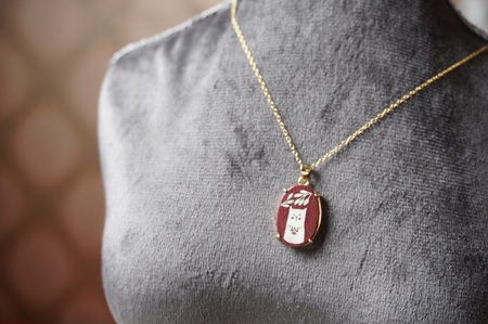 ちょっとおすましな犬と猫のインレイネックレス 岩手県 北上市 夢工房 D0540  ペンダント 無垢材 黒檀 パープルハート 贈り物 プレゼント 岩手県 北上市 夢工房 D0540 かわいい 犬 猫 