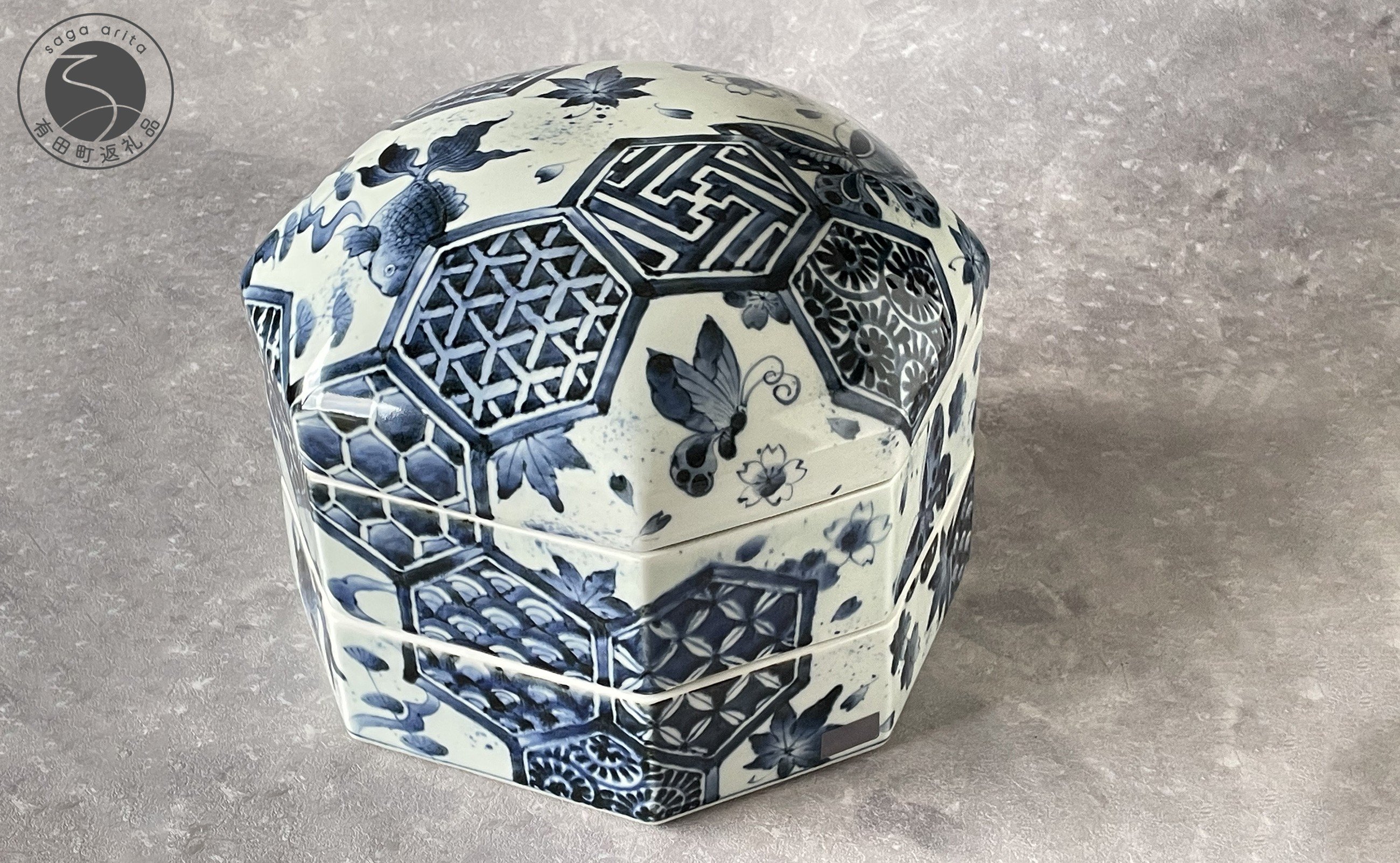 
                  有田焼 福泉窯 染付地紋内外八角二段陶筥 【渕上陶磁器 / FUCHIGAMI TOJIKI】春夏秋冬 手描き 一点物 蓋物 陶箱 二段重 兎 うさぎ 金魚 蝶々 花鳥風月 染付 A3500-5
                