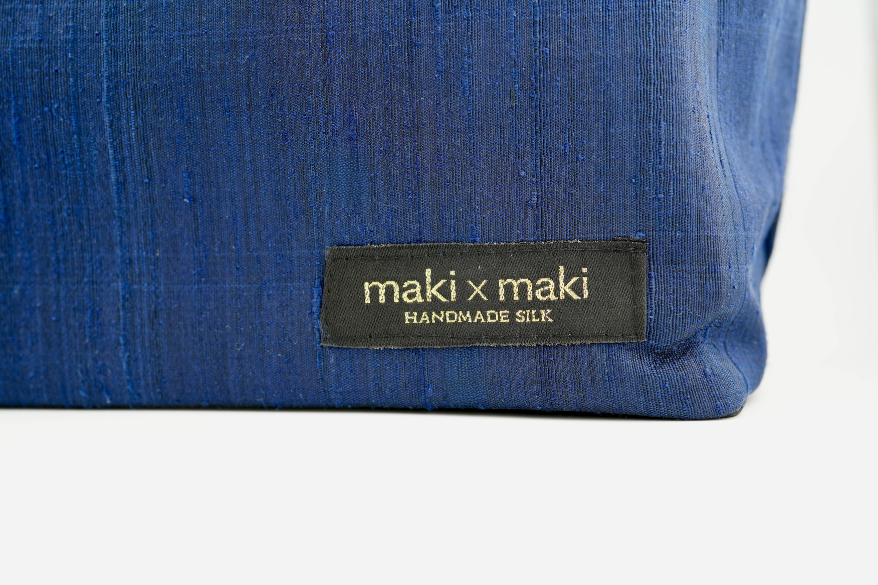 【makixmaki】高級ゴールデンシルクハンドバッグ（フェアトレード） サファイヤブルー