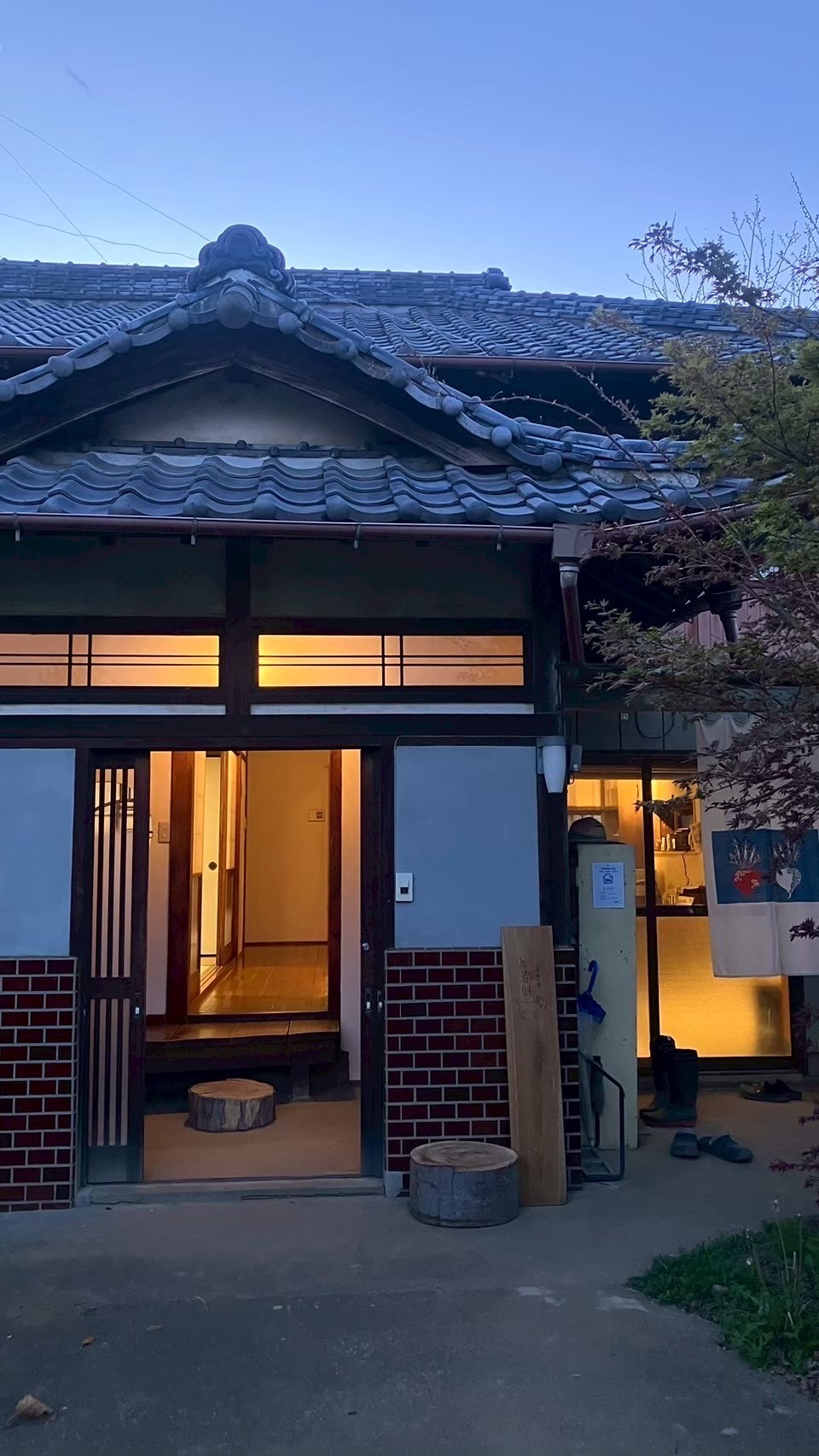 「古民家の宿」の入口（夕方）