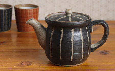 【瀬戸焼】 「舞陶館」　線彫 ポット急須・黒色（金網茶こし付）１個 【松本陶器株式会社】/ 急須 ポット / 瀬戸市[BBDX007]
