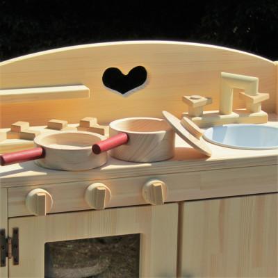 ふるさと納税 泉南市 ●手作り木製ままごとフルキッチンDHK(ハート)【吉野桧製フライパンお鍋付き】素材色バージョン |  | 01