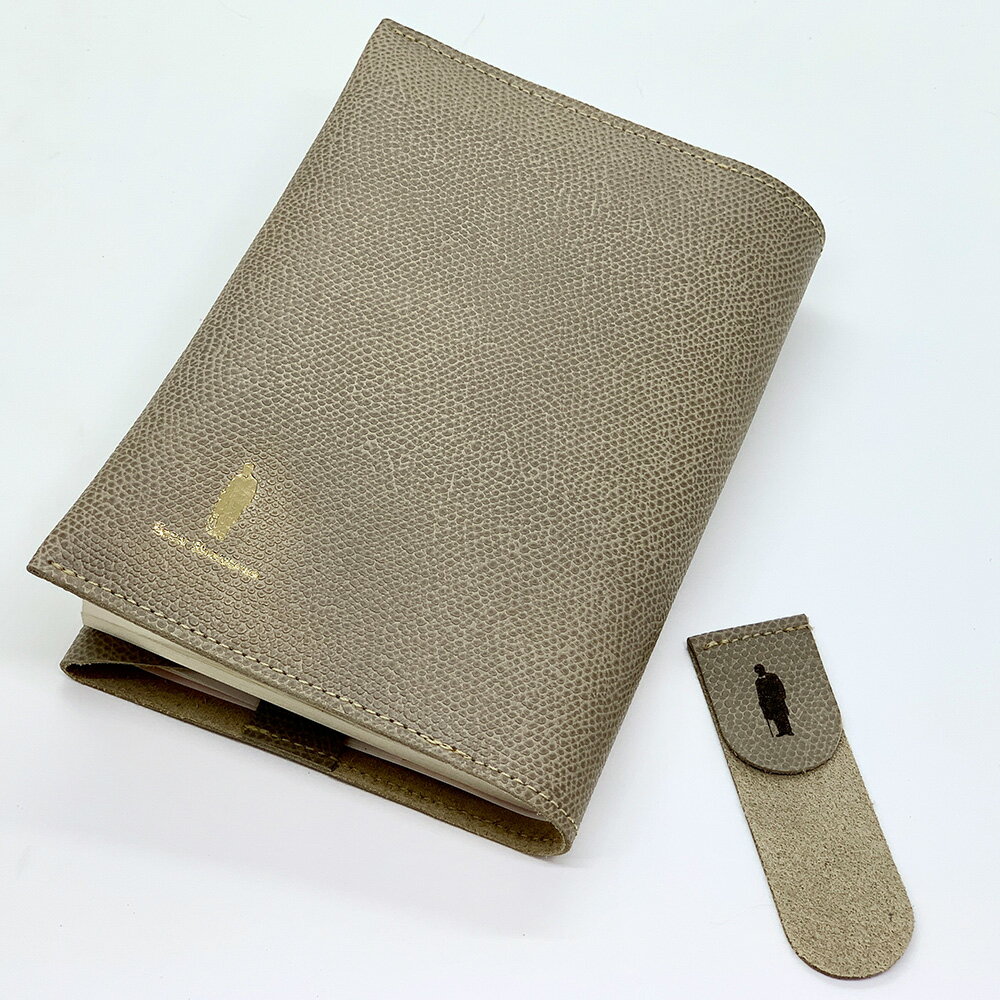 【ふるさと納税】渋沢栄一翁 レザー ブックカバー&しおりセット グレージュ フランス革 牛革 レザー ブックカバー しおり 栞 ブックマーク ブックマーカー シンプル 文房具 小物 雑貨 読書 文庫本 本 ノート 普段使い 贈り物 プレゼント 東京都 北区 送料無料