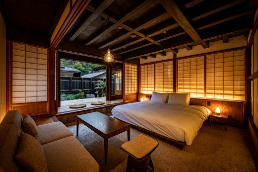 古民家の風情を残しつつ快適性を併せ持つ「歳吉屋」の客室。