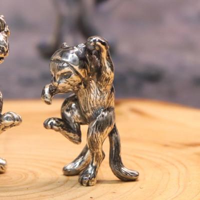 ふるさと納税 山梨県 【和の彩 wanoiro】銀製『頬かむりをして踊る猫又』妖怪もののけ根付ジュエリー 659-861