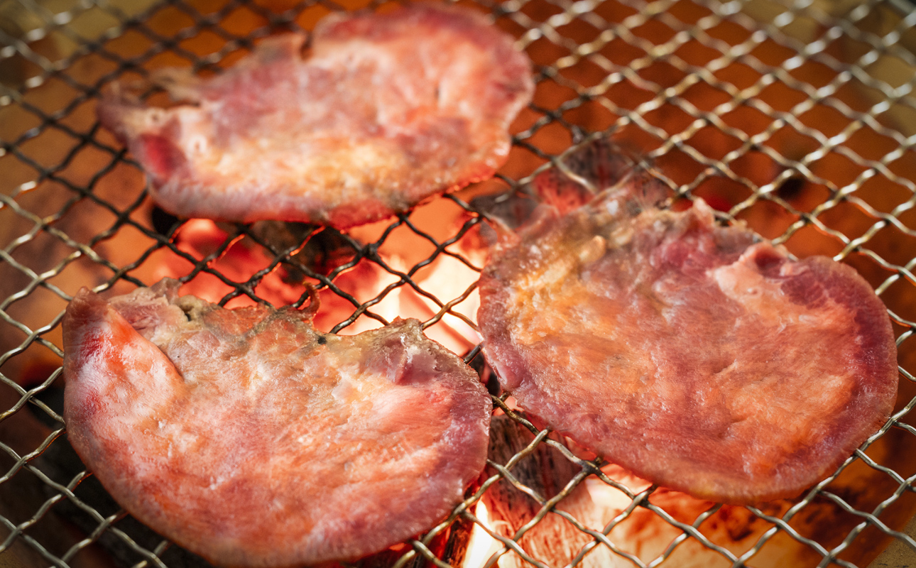 薄切りならではの柔らかくジューシーな食感。試行錯誤でたどりついた、この味付け！牛タンの美味しさの新境地。ごまの風味と香りの薄切り牛タン800g 【牛タン 牛たん タン肉 薄切り 胡麻油 ごま油 ゴマ油