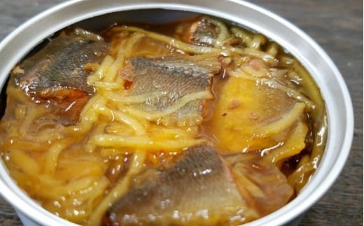 ■缶のフタを開けたところです。小さな缶詰に豊かな食材とおいしさがぎっしりと詰め込まれています。