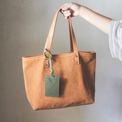 ふるさと納税 栃木市 【minca】栃木レザーのストラップ付タテ型パスケース/タン(生成)　706 |  | 02