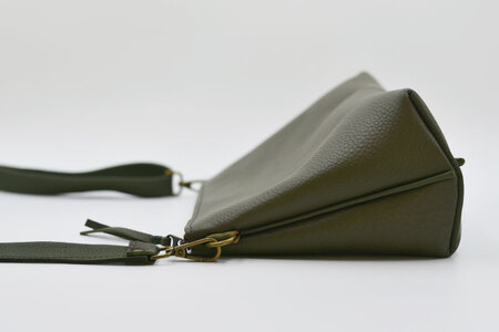 益子の革工房maharoのショルダーポーチ　ワイド（M）オリーブグリーン｜栃木県 益子町 ふるさと納税 ショルダーポーチ ワイド 牛革 手作り（AX109-4）