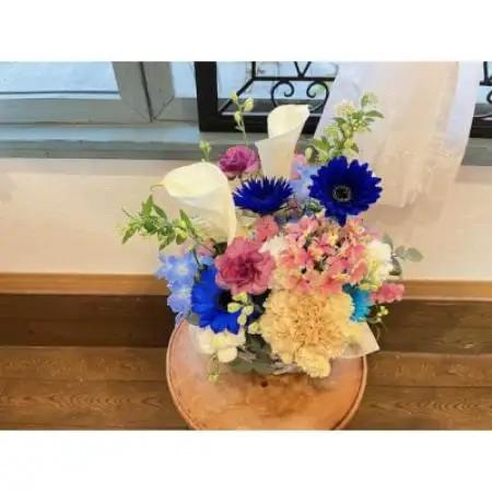 季節を彩る寒色系の生花アレンジメント【寒色系】【配送不可地域：離島】【1732606】