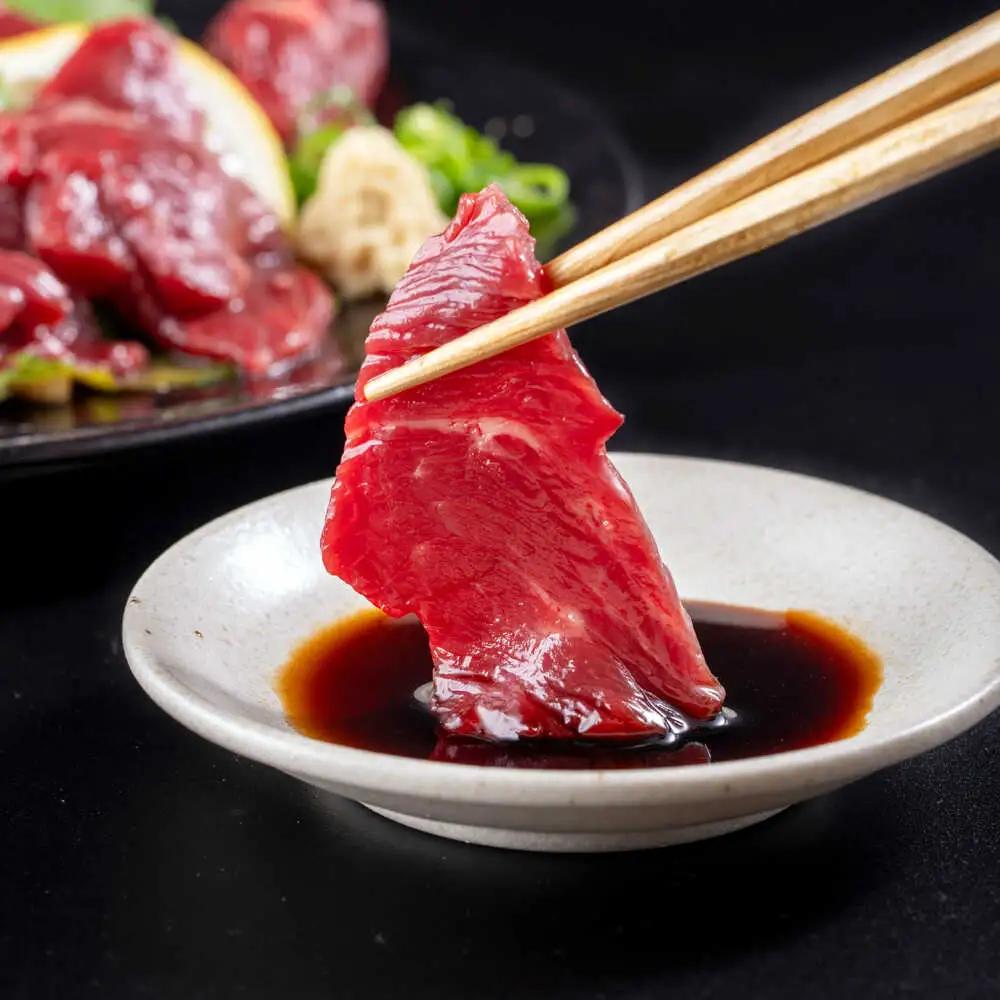 【全6回定期便】赤身馬刺し・馬肉さくらユッケ セット 赤身馬刺し 約100g×2パック 馬肉さくらユッケ 約50g×3パック 計350g 赤身馬刺し 熊本県 ユッケ [AYBV025]