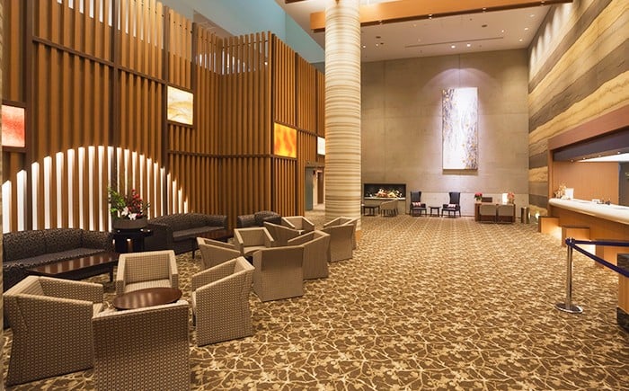 開放的なラウンジ