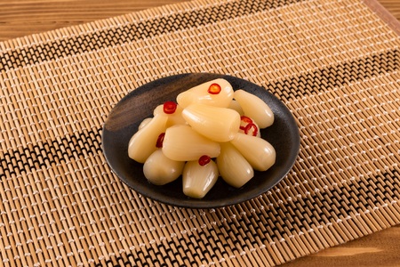 ＜純国産ぴり辛らっきょう1.3kg（130g×10P）＞ おつまみやご飯のおともに！【MI013-ko】【株式会社上沖産業】