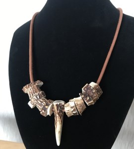 鹿角の不揃いビーズネックレス【茶】ペンダント アクセサリー エスニック 小物 エキゾチック 民族風 奇抜 派手【R00269】