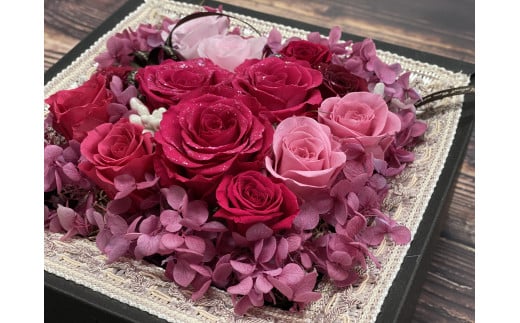 ローズピンク系　美しく咲き続けるプリザーブドフラワー　ギフトボックス
