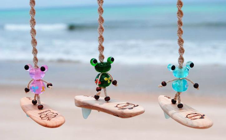 サーフボードの上で、ガラス製の可愛らしいカエルが、波乗りをしています♪