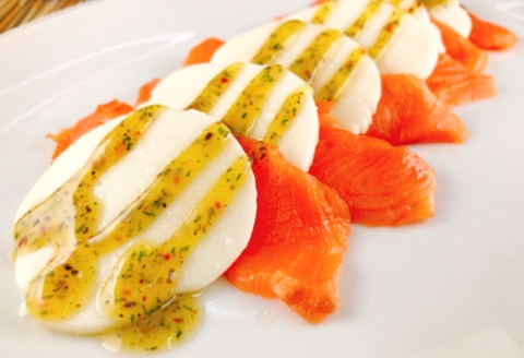 スモークサーモンカプレーゼ24～36P(計4.5kg)(小分け真空) E-09005