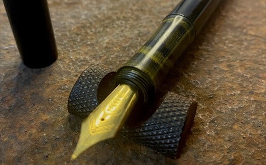 【ふるさと納税】綴り屋"moonlit" Black/Yellow vortex 選べるペン先 | 万年筆 筆記具 ペン ハンドメイド 綴り屋 木 ぬくもり 長野県 塩尻市