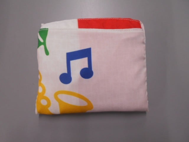 内側のポケットに折りたたんで収納した状態