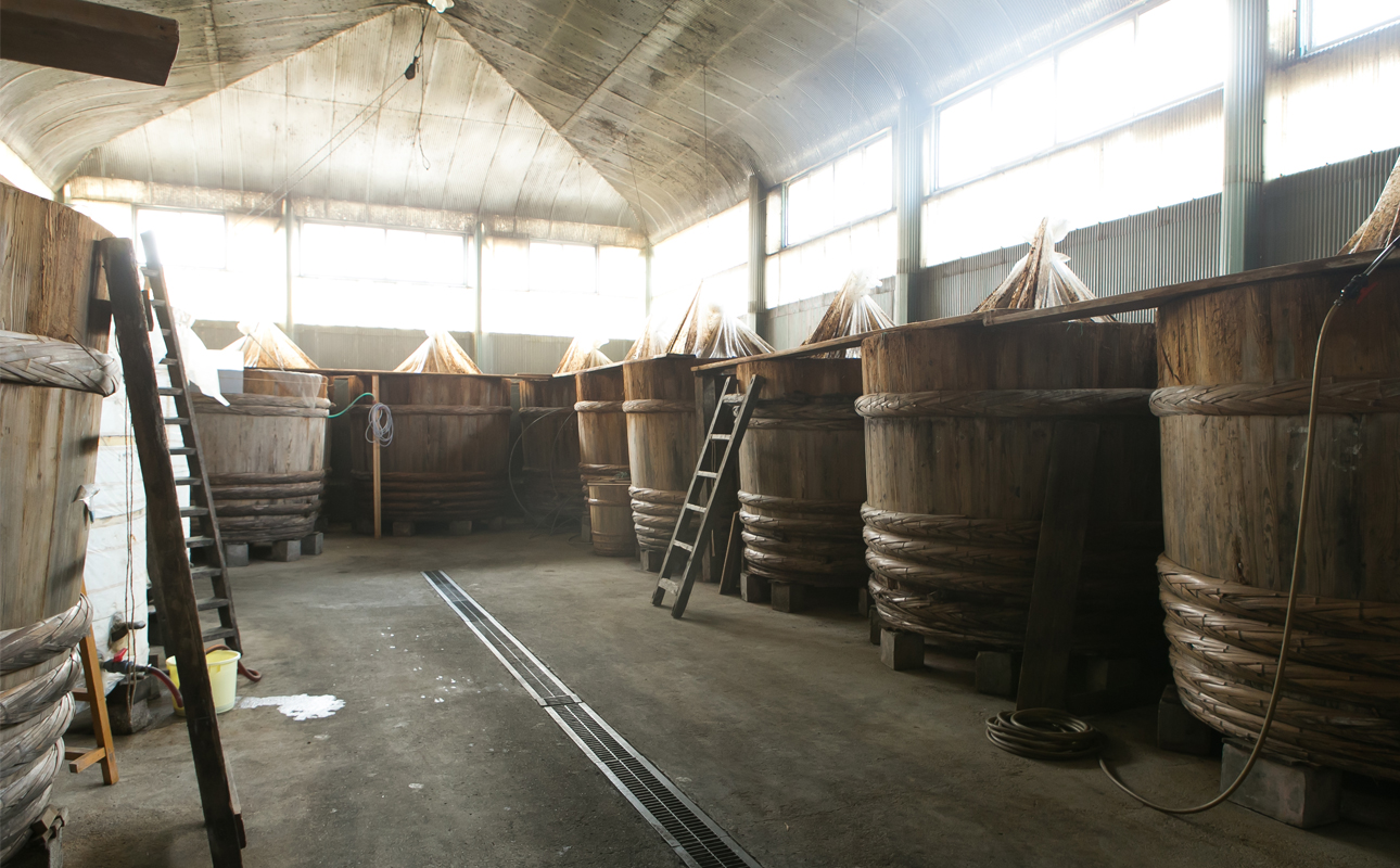 プラスティックやステンレスの桶とは異なる、「百年木桶」ならではの味わいを。創業100年以上続く、希少な木桶仕込みの伊勢藏醤油3点セット（丸大豆醤油900ml、グルテンフリーだいず醤油900ml、白醤油900ml） 【天然醸造、本醸造、手作り、老舗、おすすめ、人気、プレミアム、高評価、濃厚、刺身、詰め合わせ、ギフト、家庭用、国産、調味料、寿司、煮物、冷奴、焼魚、料理、三重県、四日市、ふるさと納税】