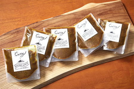 【牛すじカレー】日本海牧場の黒にんにくと牛すじ肉の米粉カレー 5袋（1袋 180ｇ）＜冷凍＞ 牛肉 カレー・牛すじカレー・黒にんにく ※レンジで温める時は器にあけてください