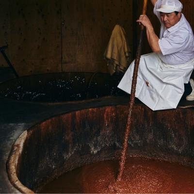 ふるさと納税 雲南市 【紅梅しょうゆ】創業190年以上続く醤油店の天然醸造さい仕込み「三年寝たで」　150m×1本 |  | 02