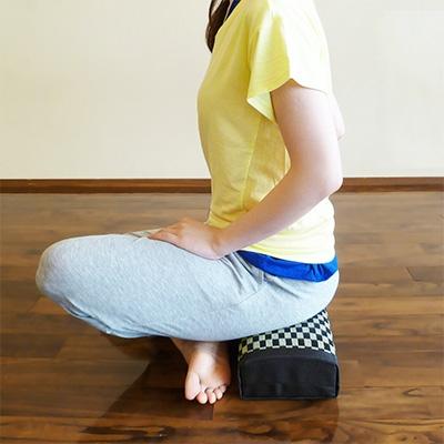 ふるさと納税 柳川市 あぐら座まくら　市松模様　オレンジ【B1-001】 |  | 01