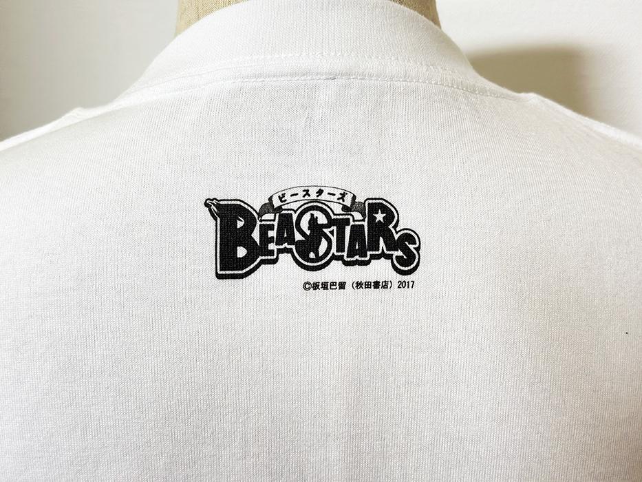 背中の首下にロゴが入っています。