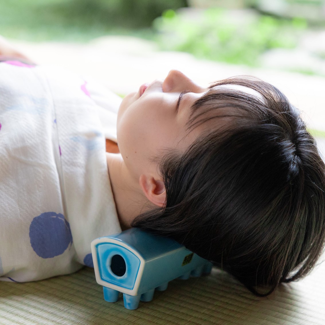 【萬古焼（ばんこやき）】いろいろ使えて便利、昔懐かし陶枕（トウチン）ブルー　陶器製の枕・陶枕（とうちん）冷凍庫で冷やして熱冷まし枕、 マッサージに、夏のゴロ寝枕に　（愛称：トウチンカアチン）