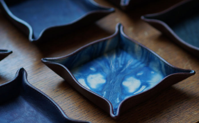 レザートレイ「レセプシオン・デミ」 濃藍 瀬戸内の海 天然藍染め・福山レザー 自社一貫製造 広島県福山市/株式会社サード レザートレイ 革 トレー アクセサリー 鍵 時計 小物置き 藍染 手擦り 手絞