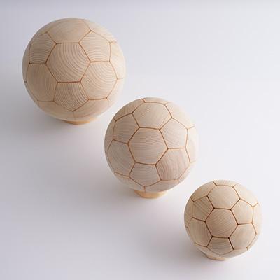 ふるさと納税 大子町 木製サッカーボール【大】(直径約22cm) ヒノキ台座付き ヒノキのインテリア |  | 03